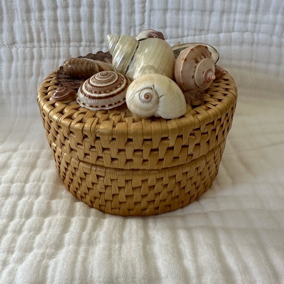 Vintage rattan/wicker seashell coaster set.  Excellent like new condition. - Picture 6 of 7